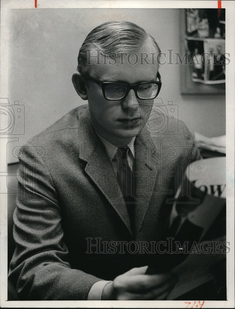 Load image into Gallery viewer, 1966 Media Photo Bob Cochnor examines picture
