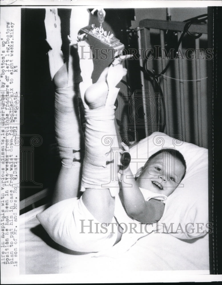 Load image into Gallery viewer, 1958 Media Photo Mickey David baby in hospital with fractured legs
