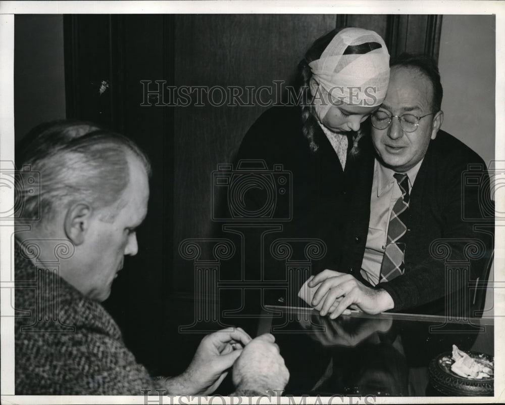 1940 Media Photo La Cal. Asst police chief Homer Cross, Chloe Dais & dad F Barto
