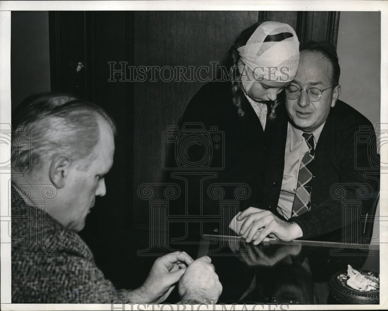 Load image into Gallery viewer, 1940 Media Photo La Cal. Asst police chief Homer Cross, Chloe Dais &amp; dad F Barto
