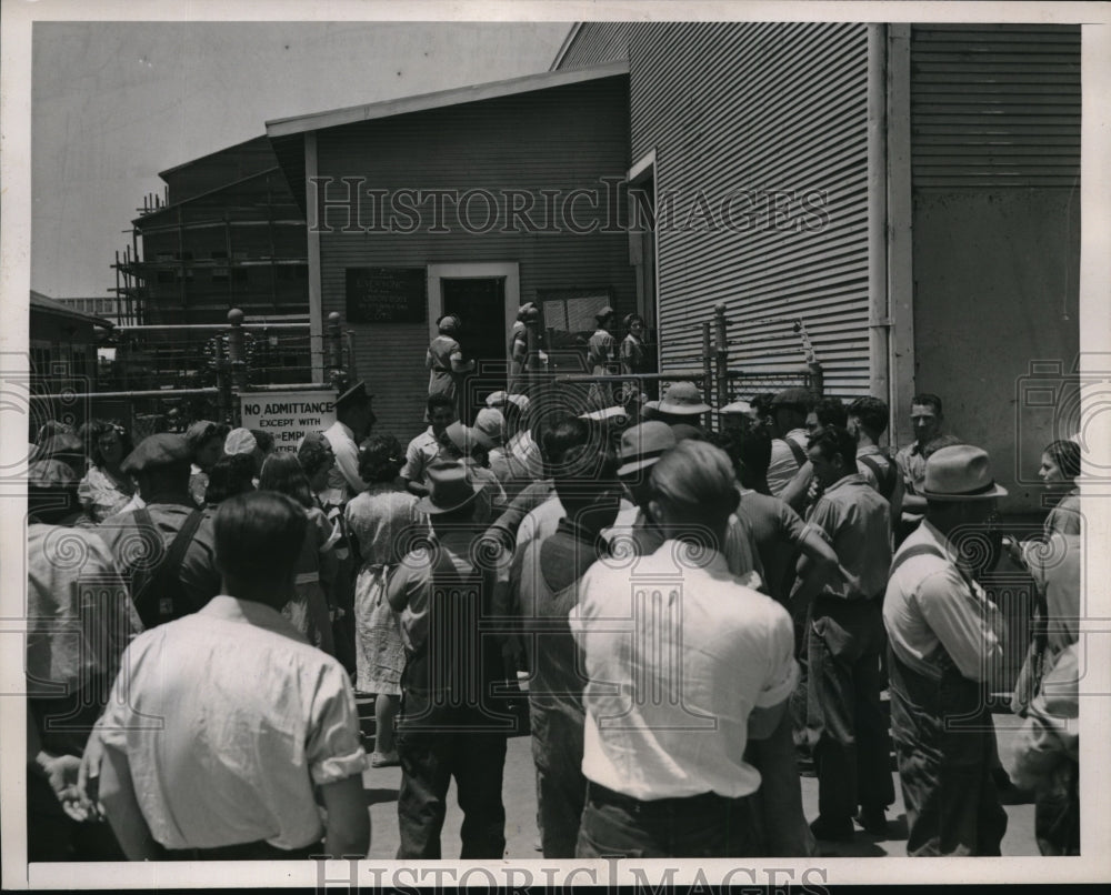 1939 Media Photo Picket lines thrown around Schuckl & Co. by Apricot Growers