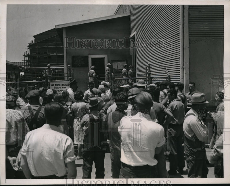 Load image into Gallery viewer, 1939 Media Photo Picket lines thrown around Schuckl &amp; Co. by Apricot Growers

