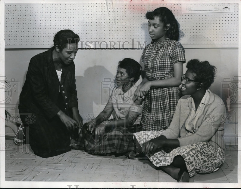 Load image into Gallery viewer, 1962 Press Photo Cleveland Action singing group Mrs J Reeder, R Brown
