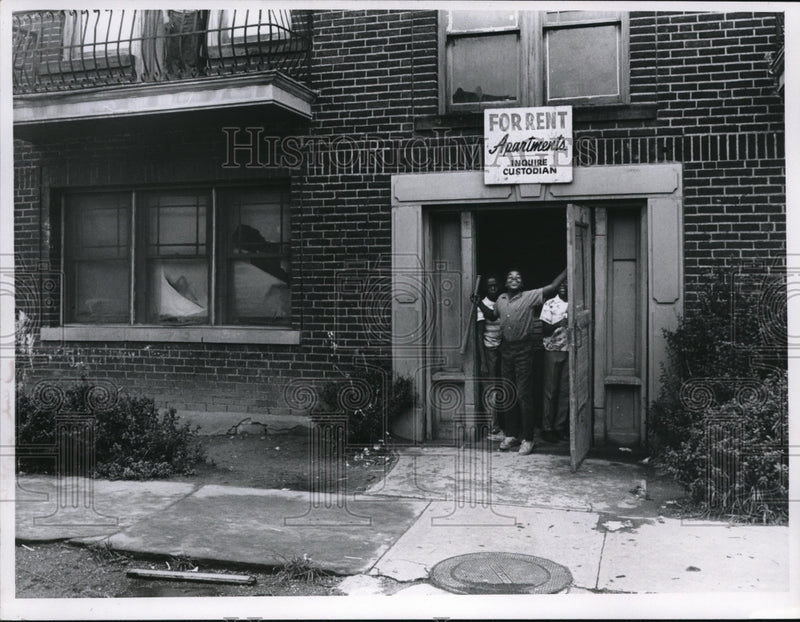 Load image into Gallery viewer, 1966 Media Photo 929 Lakeview Ave building in Cleveland Ohio
