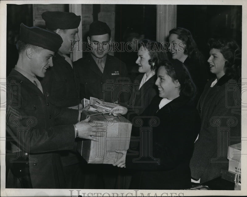 Load image into Gallery viewer, 1945 Media Photo Corp Leo Dye, Pfc Neil Boyer,Cpl Rbt Scott,D Osborn
