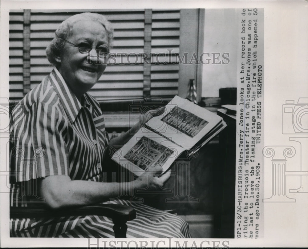 1954 Press Photo Harrisburg Pa Mrs Terry Jones & her record book of Theater