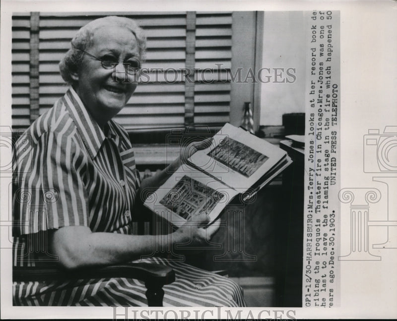 Load image into Gallery viewer, 1954 Press Photo Harrisburg Pa Mrs Terry Jones &amp; her record book of Theater
