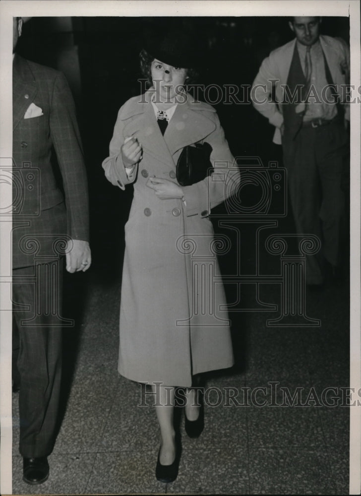 1937 Media Photo Della Staszkie at court in Chicago gave child up for adoption
