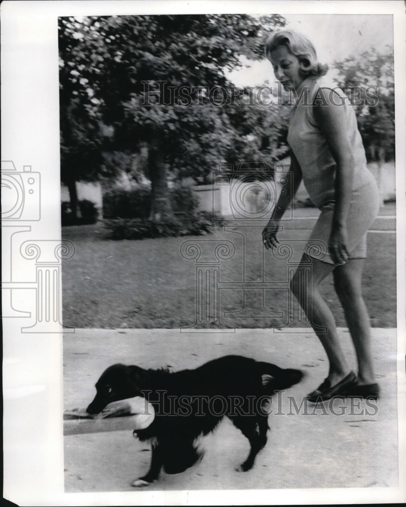 Load image into Gallery viewer, 1969 Media Photo Seabrook Texas Joan Aldrin Missy Apollo 11 Astronaut Edwin
