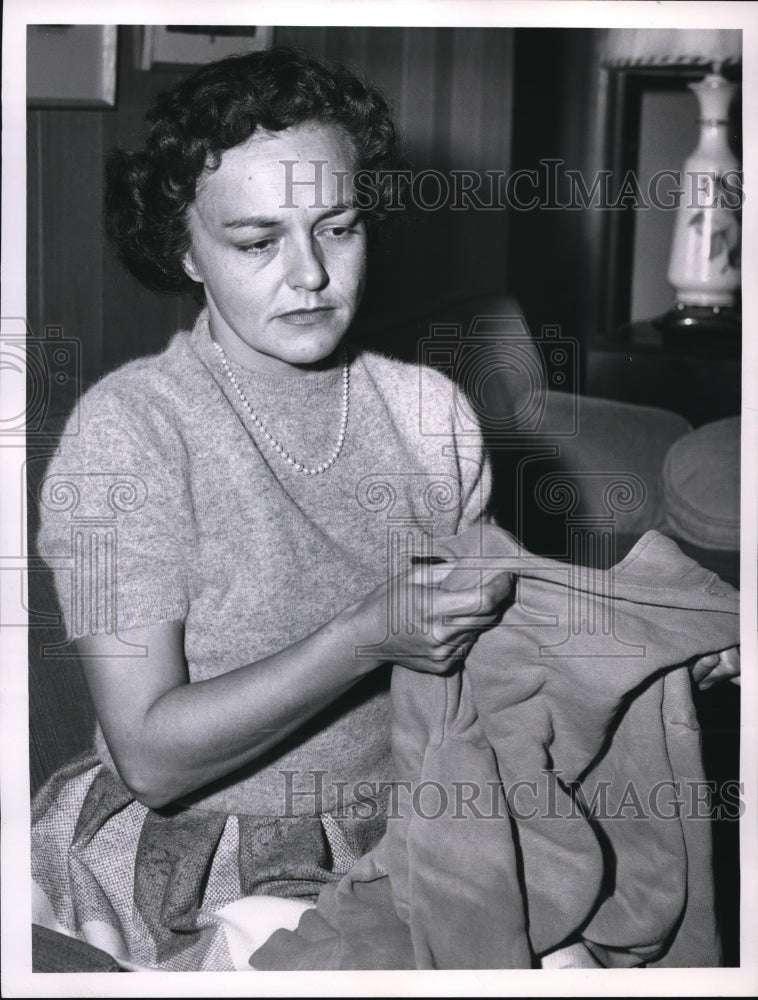 1961 Media Photo Mrs Charles McNeal of Sheffield Lake Ohio at her home