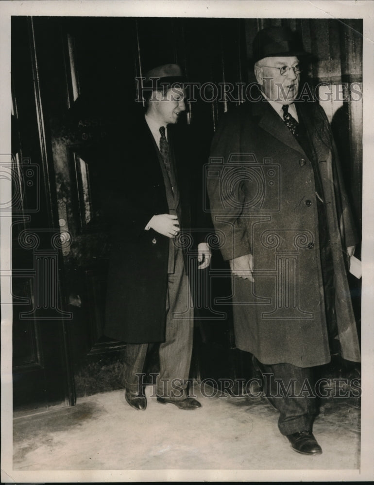 Load image into Gallery viewer, 1939 Press Photo Raymond Pine and man at trial in Albany, New York
