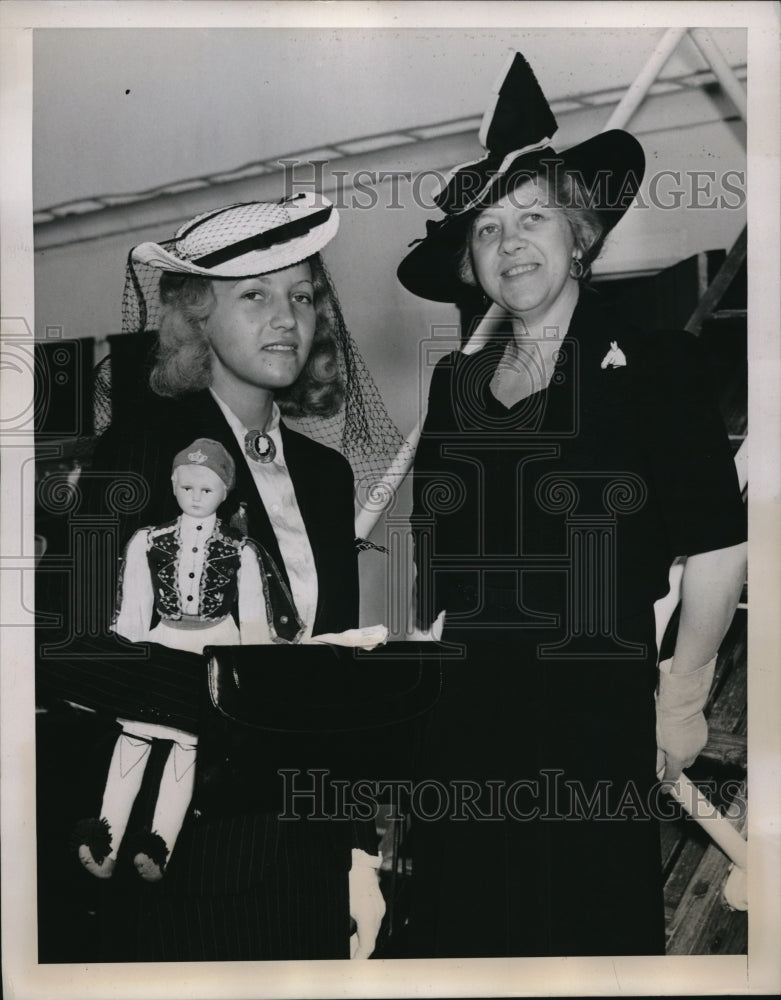 Load image into Gallery viewer, 1939 Press Photo Mrs Charles Purves with daughter Laura May on SS Exochorda
