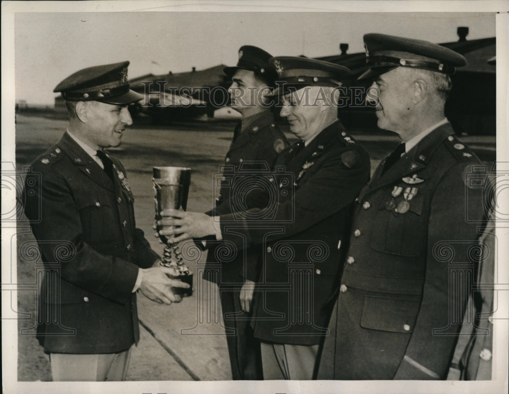 1940 Press Photo Col. J.W.S. Wuest present the Columbian Trophy at Langley Field