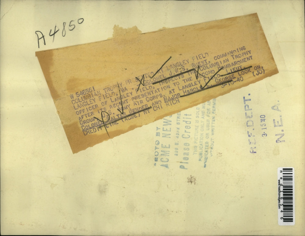 1940 Press Photo Col. J.W.S. Wuest present the Columbian Trophy at Langley Field