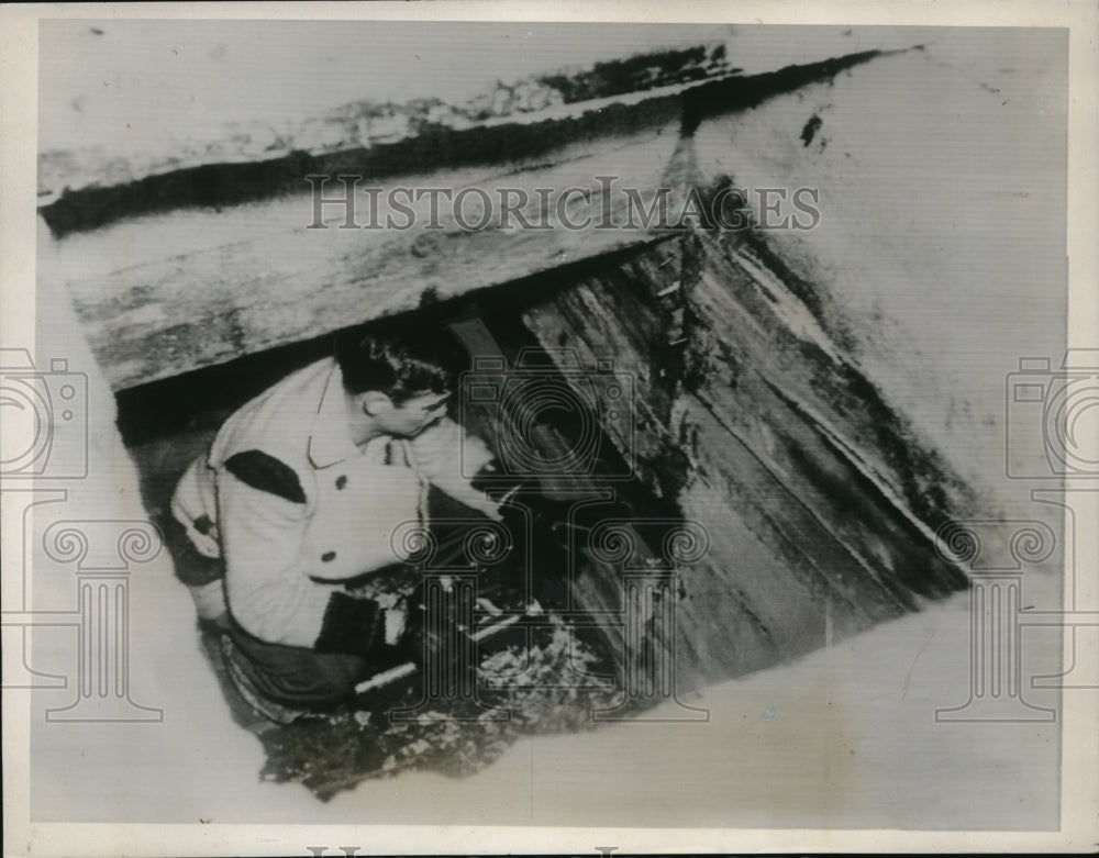 1938 Press Photo Pershing Schaaf pointing to nails - ned16585