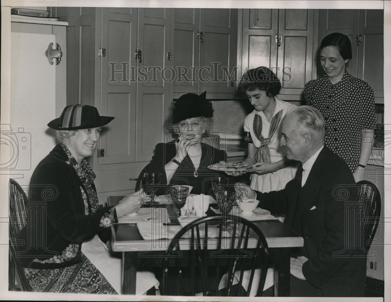 Load image into Gallery viewer, 1938 Media Photo Miss Edith M Kemp Thorne, Mrs Oliver Hartman, Beb Frary
