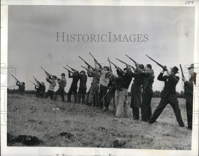Load image into Gallery viewer, 1942 Media Photo Parachutists in action
