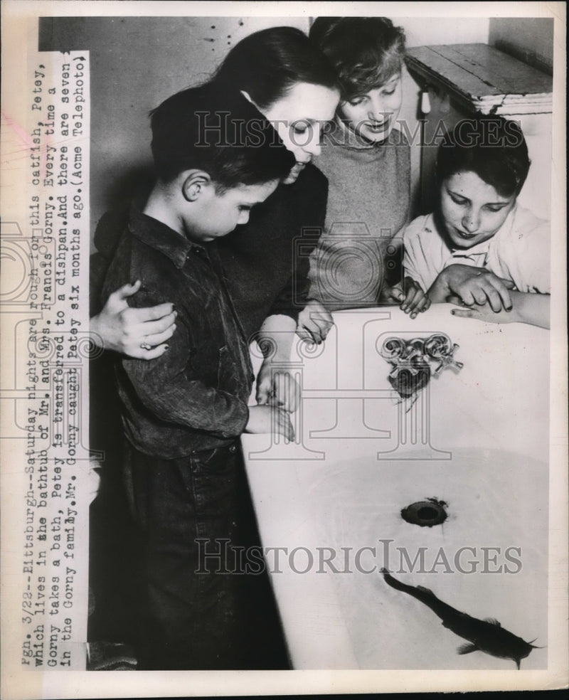 Load image into Gallery viewer, 1949 Media Photo Bittsburgh Gorny Family Pet Fish

