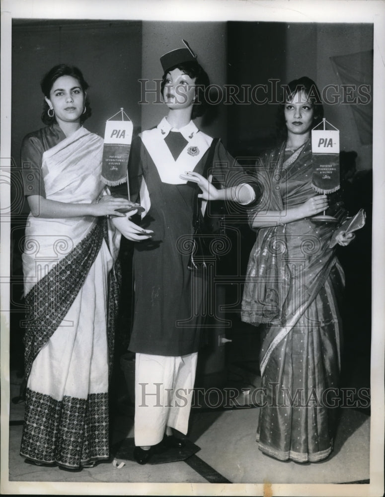 1960 Press Photo Rome Hamida Parwin and Mrs Chudray Modeling with manakin
