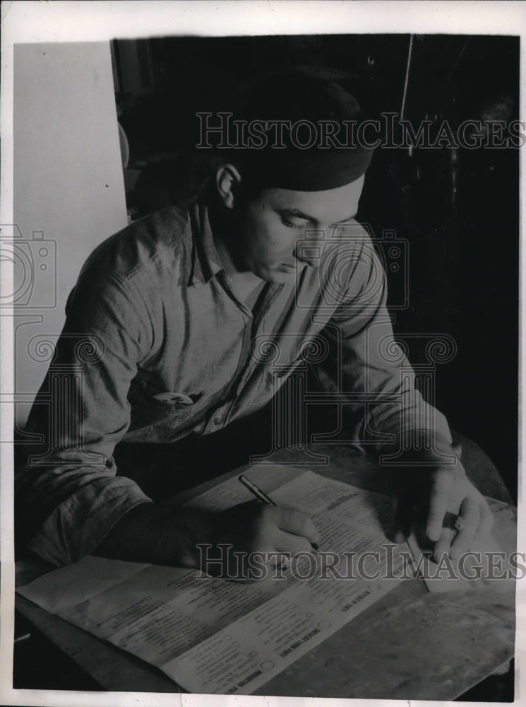 1944 Press Photo J. Perrillo Casts His Vote For Presidential Election- Historic Images