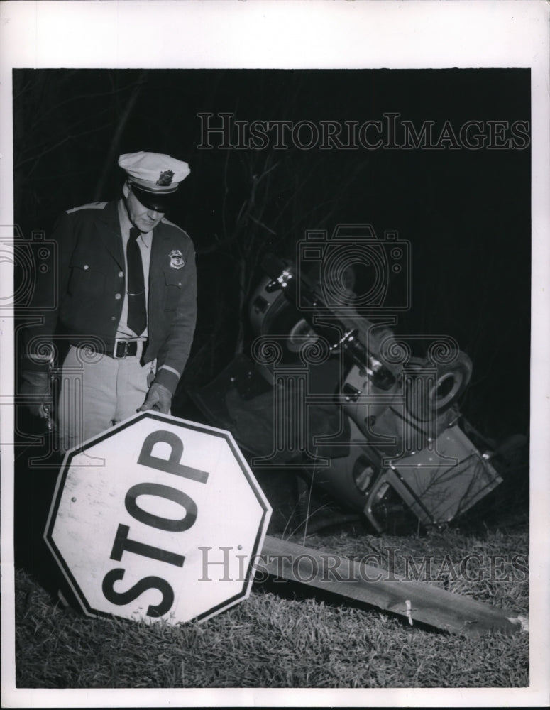 Load image into Gallery viewer, 1955 Press Photo Kansas City Kansas Lt W L Smith a Kansas Highway Patrolman
