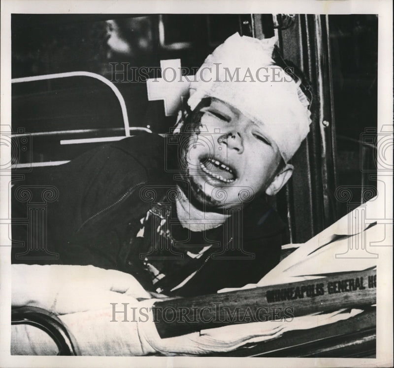Load image into Gallery viewer, 1952 Press Photo Minneapolis 6 yr old Michael Larsgard in ambulance after 2 car
