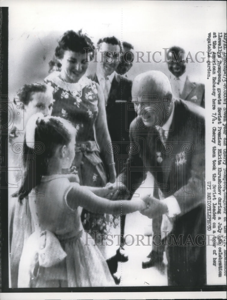 Load image into Gallery viewer, 1961 Press Photo Moscow 6 yr old Cherry Thompson daughter of US Ambassador
