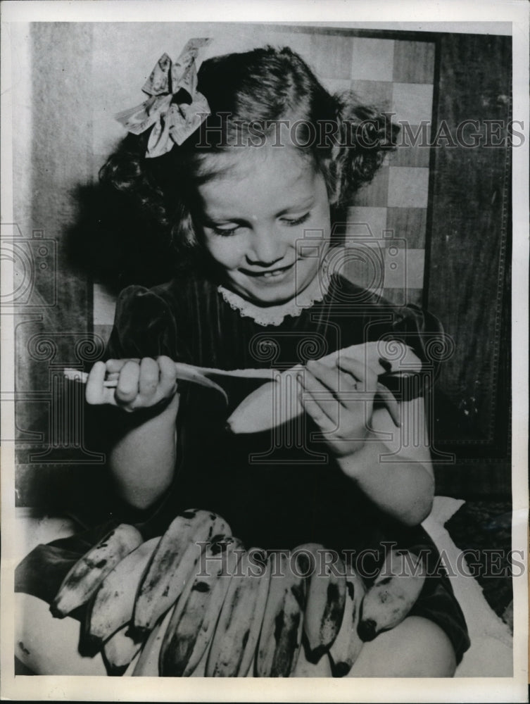 1944 Press Photo Pittsburgh Pa Lucille Tielsch age 6 with bananas
