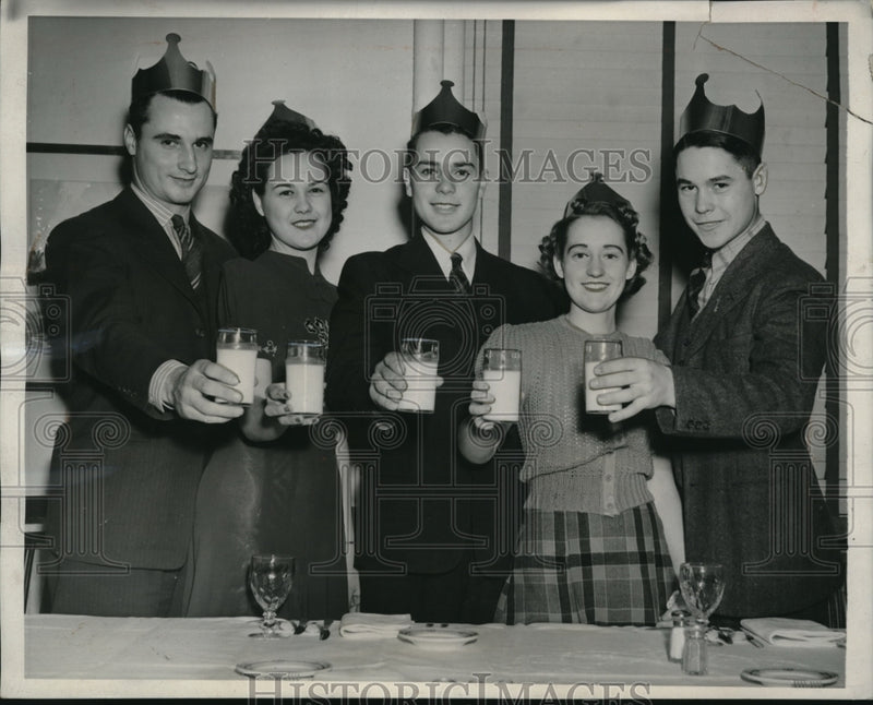 Load image into Gallery viewer, 1940 Press Photo Chicago 4-H Clubs R Holen, E Reynolds,V Duncan
