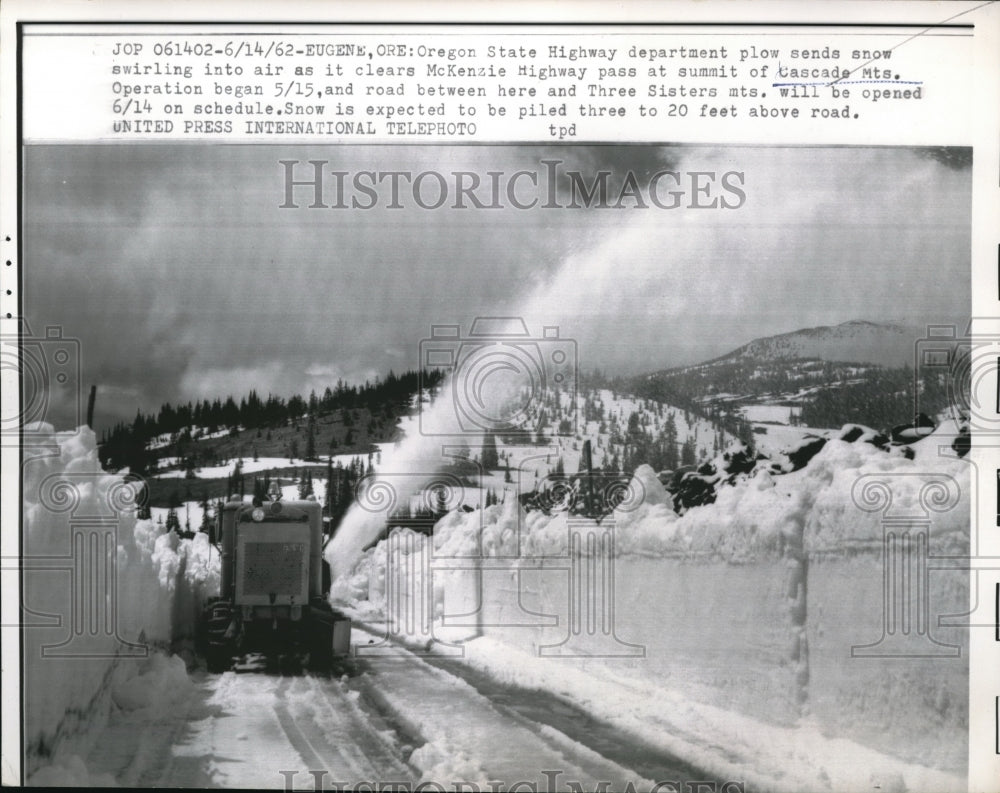 1962 Press Photo Eugene Oregon snowplow on McKenzie Highway in Cascades