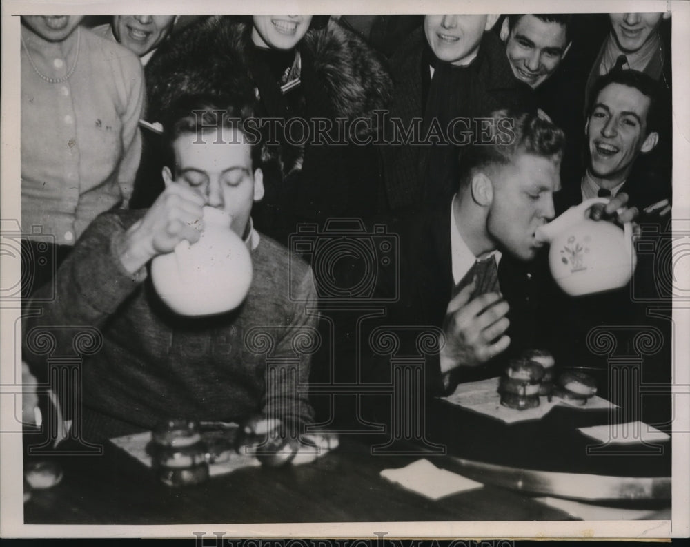 1937 Press Photo Charles Haag,Frank Smith in donut eating contest at Ohio Univ