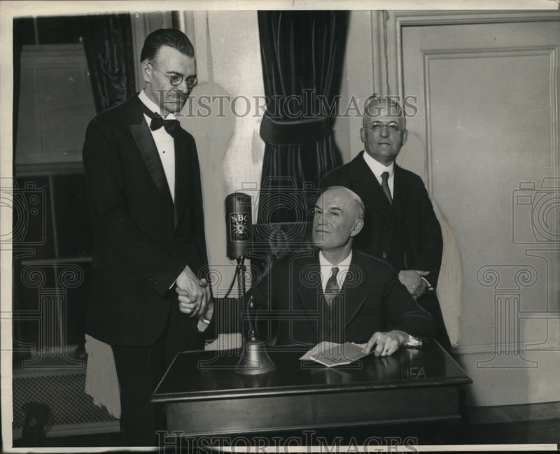 Load image into Gallery viewer, 1930 Press Photo A old fashioned spelling bee was held in Washington between
