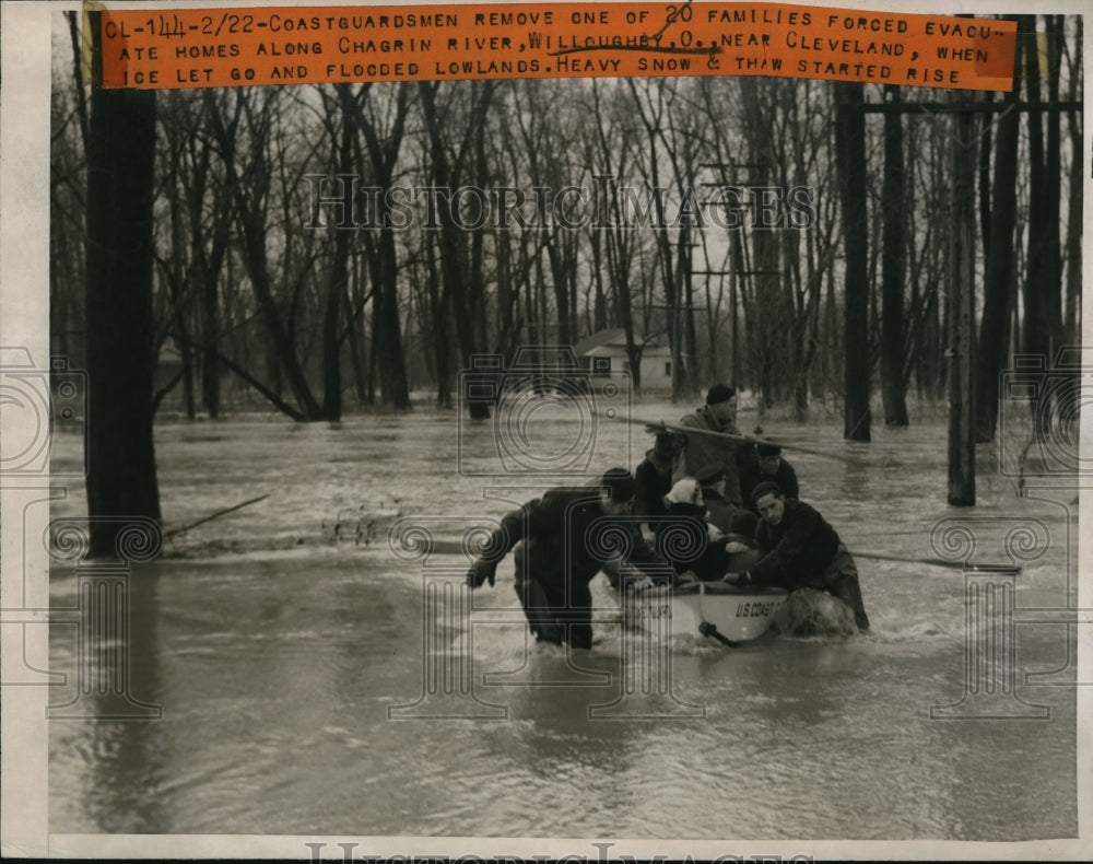 1945 Press Photo Coast Guardsmen remove one of 20 families forced to evacuate