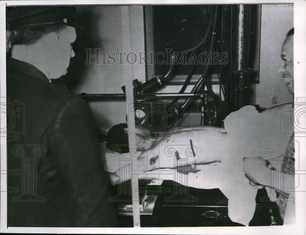 1958 Press Photo Des Moines Iowa Cop guards wounded bandit Gary Wessling in ER