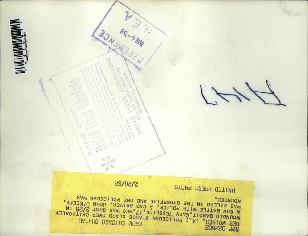 1958 Press Photo Des Moines Iowa Cop guards wounded bandit Gary Wessling in ER