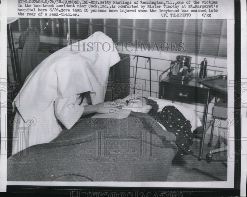 Load image into Gallery viewer, 1958 Press Photo Hammond IndMr sB Hastings victim of auto crash in hospital
