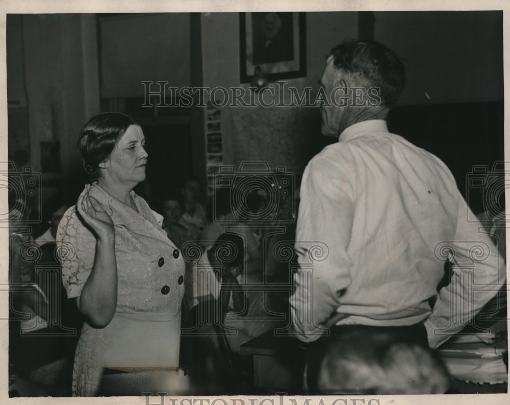 1937 Press Photo Mrs Morris sworn in at hearing