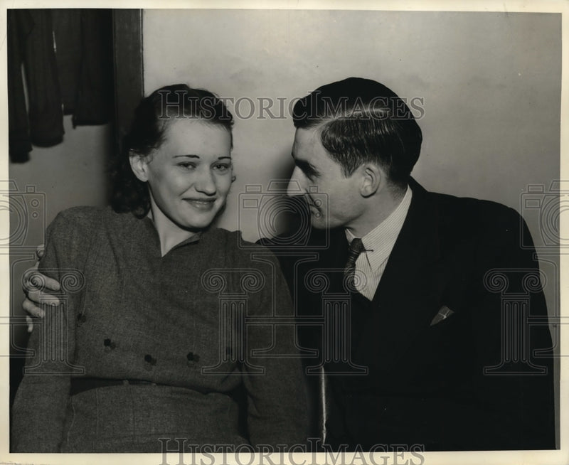 Load image into Gallery viewer, 1938 Press Photo Preston Cartledge &amp; Evelyn Hoppe of Detroit in jail to wed
