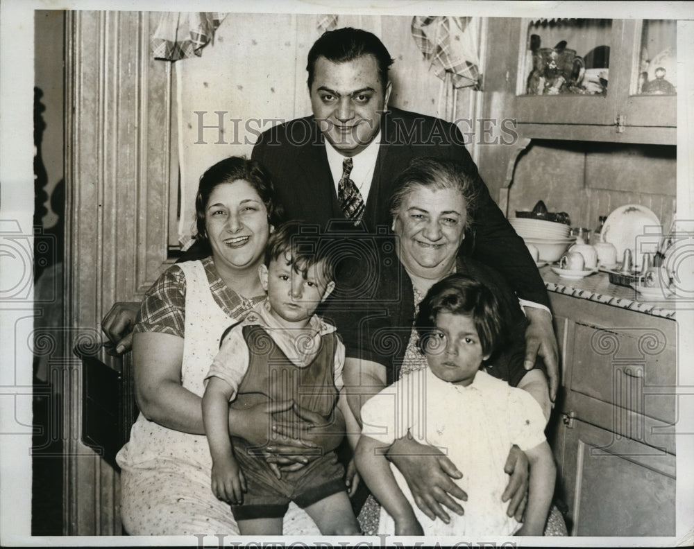 1935 Press Photo Salvatore Tozzi of Brooklyn NY & family winIrish Sweepstakes