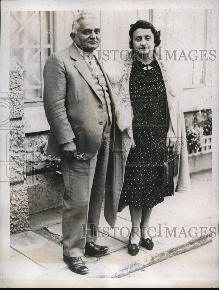 Load image into Gallery viewer, 1937 Press Photo Mr &amp; Mrs Norris Simons of NY in Vichy France vacation
