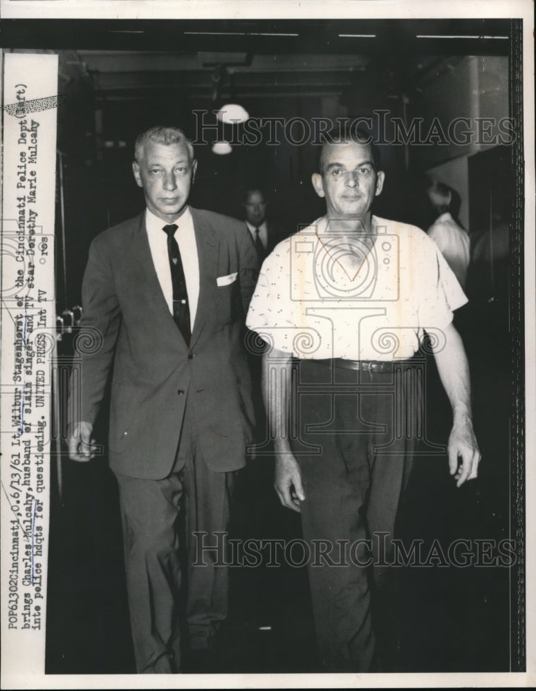 1961 Press Photo Cinncinati Ohio Lt W Stagenhorst with suspect Charles Mulcahy