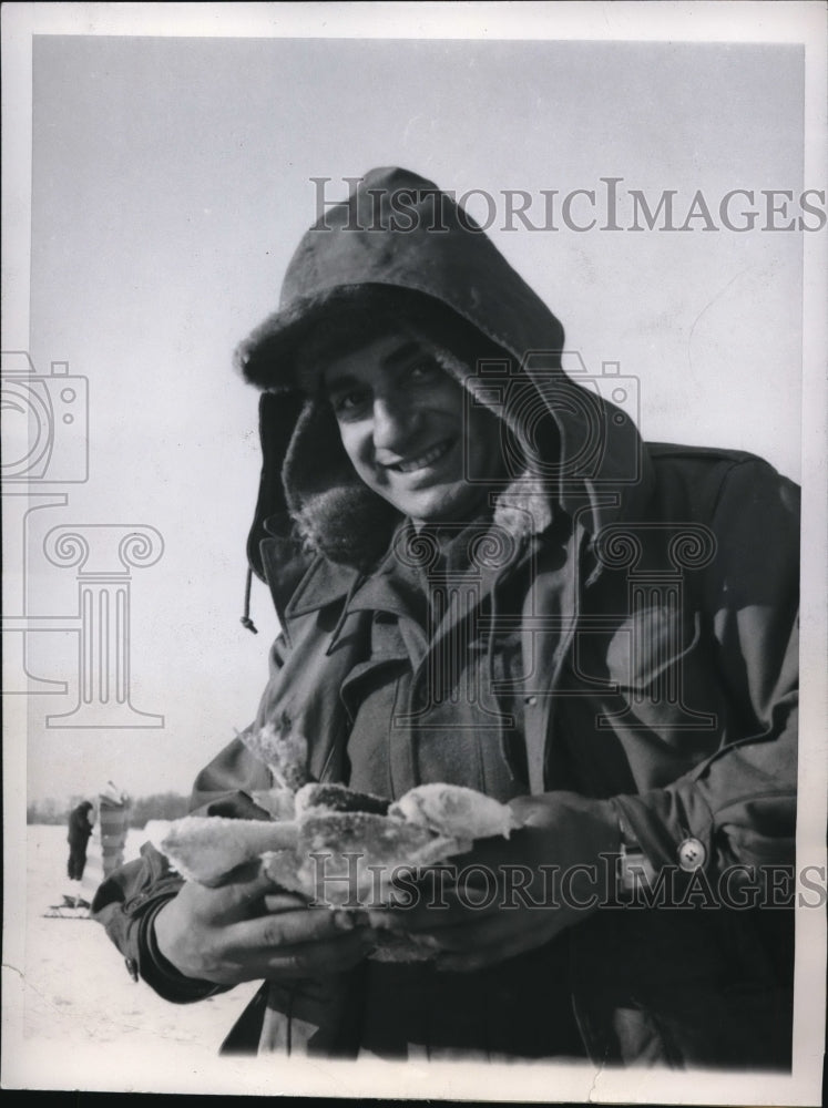 1948 Press Photo Fox Lake Ill Arthur Marugg and crappie fish he caught