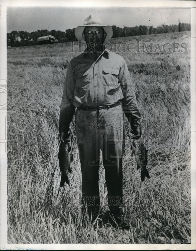 Load image into Gallery viewer, 1949 Press Photo Concordia Kansas Charles Blosser &amp; carp he caught
