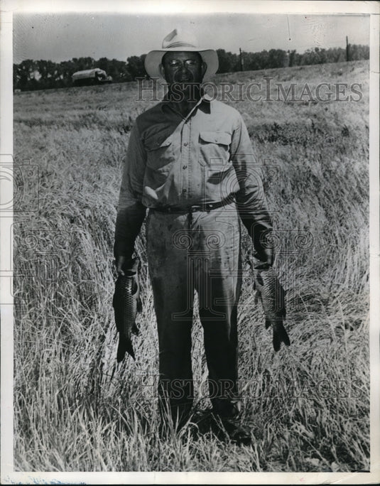 1949 Press Photo Concordia Kansas Charles Blosser & carp he caught