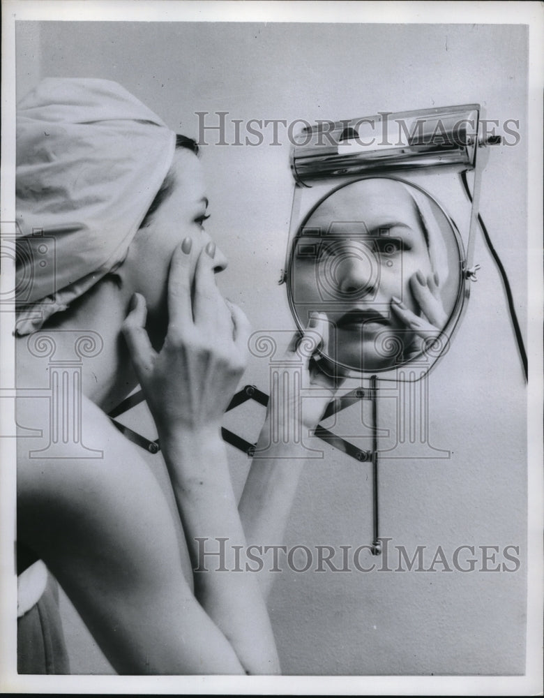 1959 Press Photo Woman uses a nirror in battle against blackheads