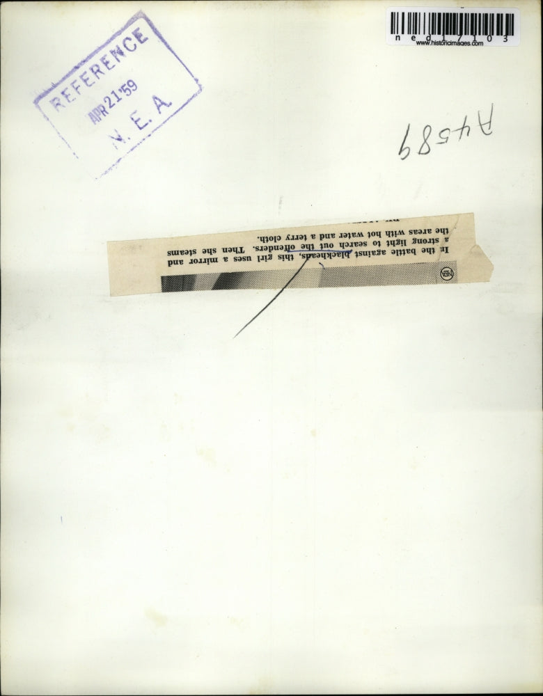 1959 Press Photo Woman uses a nirror in battle against blackheads