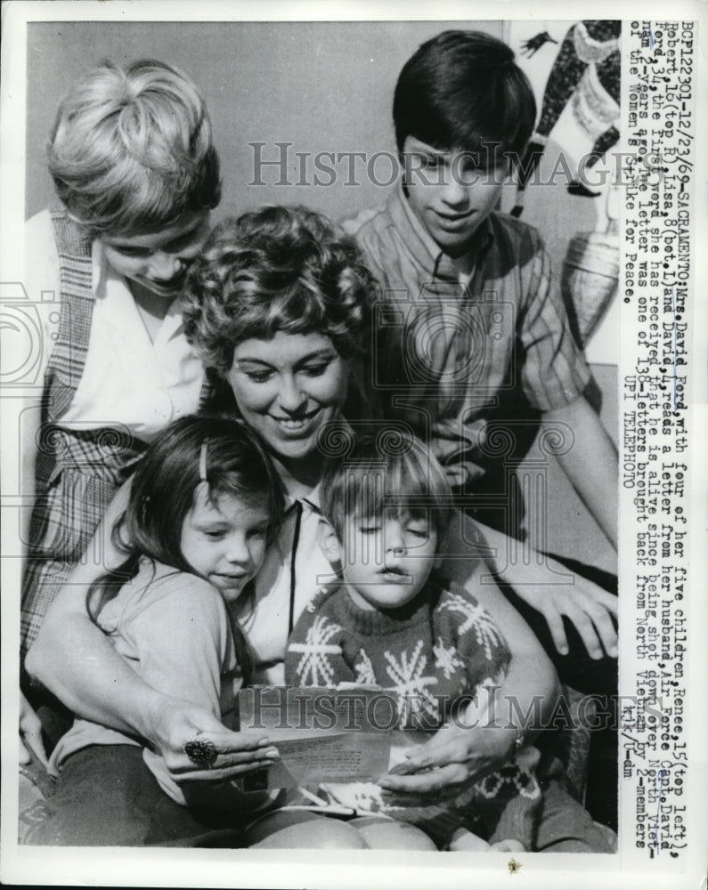 Load image into Gallery viewer, 1969 Press Photo Sacramento Cal. Mrs Ford &amp; 4 children Renee, Rbt, Lisa, Dave
