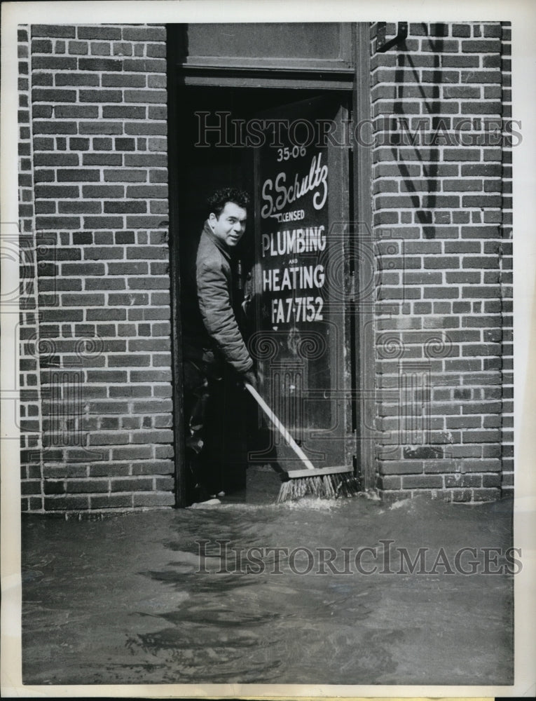 1962 Press Photo NYC Buddy Schultz & floodwaters at his shop from rains