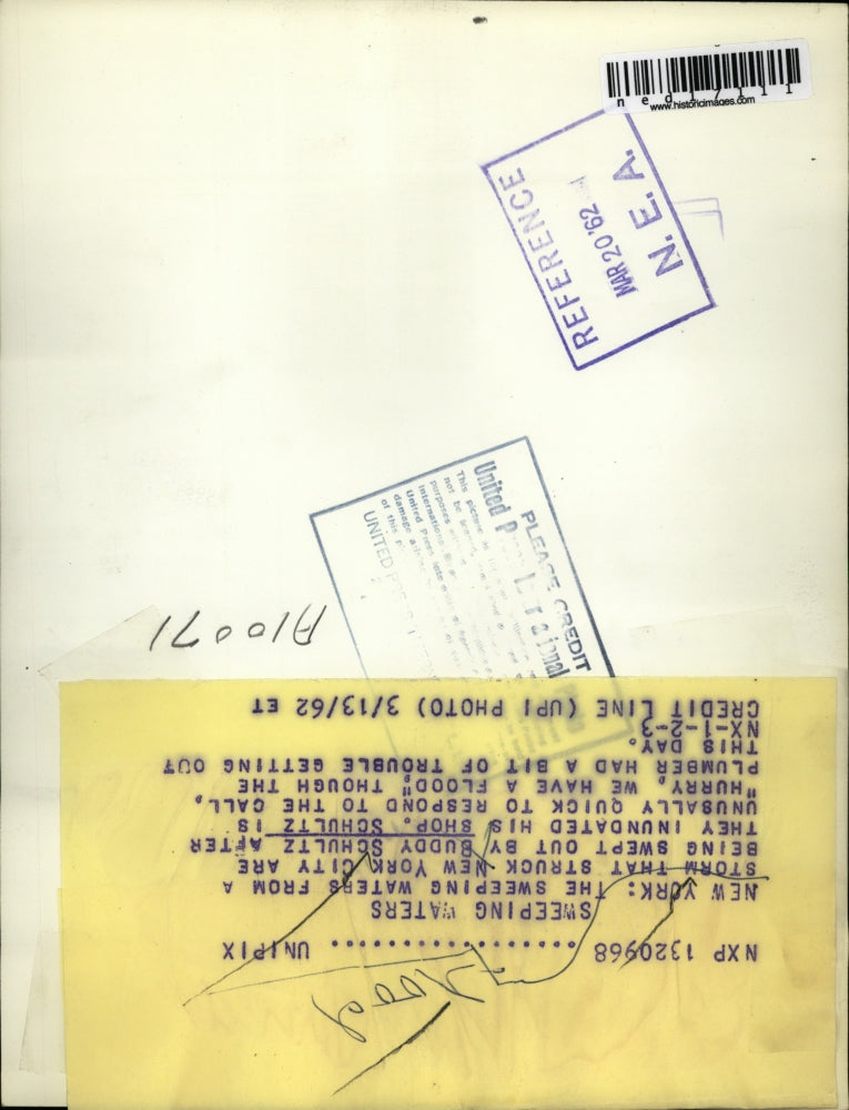 1962 Press Photo NYC Buddy Schultz & floodwaters at his shop from rains