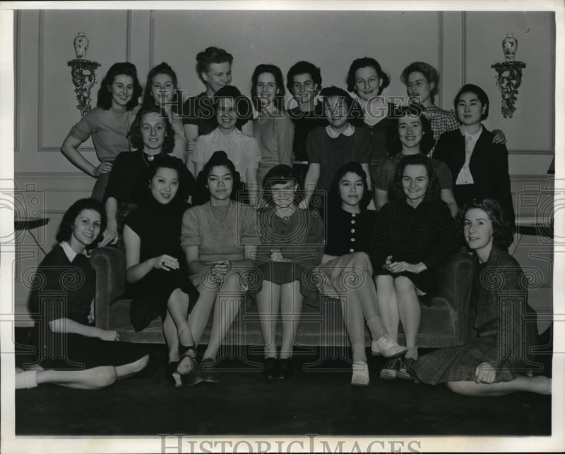 Load image into Gallery viewer, 1939 Press Photo Poughkeepsie NY Vassar College, J Heinzen, C Randon,
